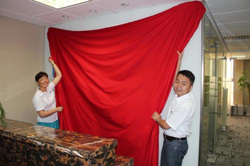 羅邊玻纖執(zhí)行董事邱桂蘭女士和華源新材董事長(zhǎng)劉春明先生為上海辦事處揭牌